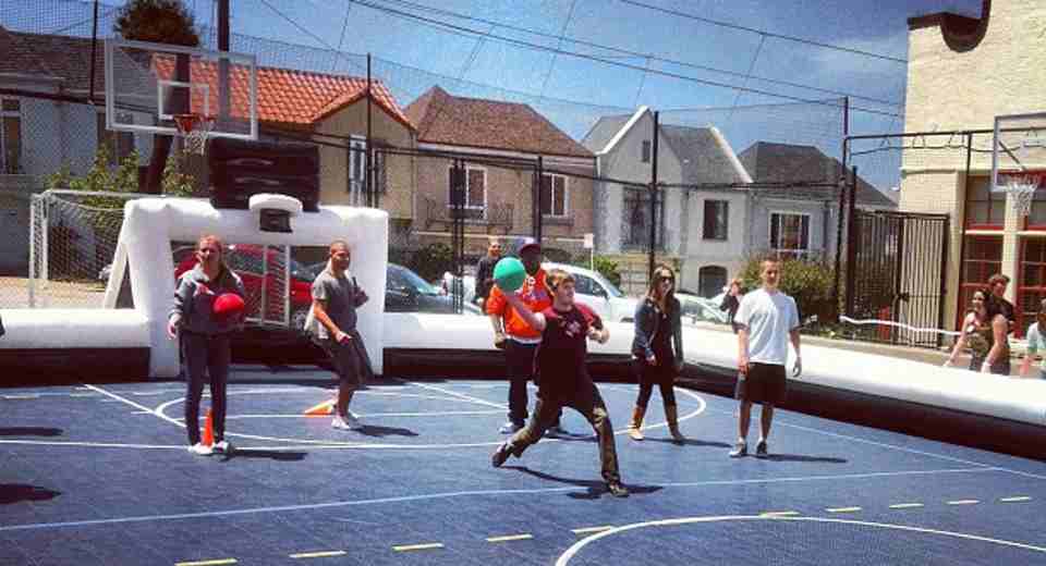 20 Freizeitaktivit Ten Im Herbst Die Du Auf Keinen Fall Vers Umen Darfst Dodgeball ist eine der coolsten sportlichen Freizeitaktivitäten im Herbst für draußen