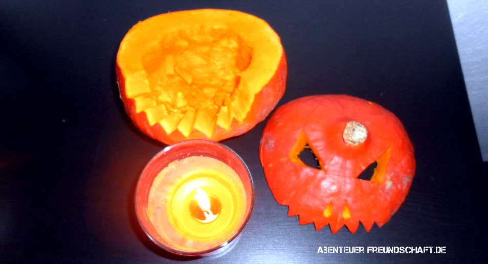 Kuerbis Geschnitzt Mit Kerze Eines der passendsten Halloween-Rezepte ist ein geschmorter Kürbiskopf aus dem Ofen.