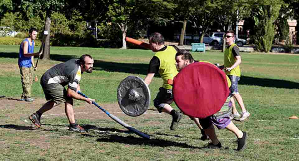 20 Freizeitaktivit Ten Im Herbst Die Du Auf Keinen Fall Vers Umen Darfst Jugger ist eine der Freizeitaktivitäten im Herbst, die für viel Bewegung und ebenso viel Spaß sorgen.