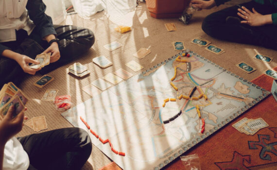 [Uber En="One*of*the*best*fall*indoor*activities*is*a*game*night" De="Zu*den*schönsten*Herbstaktivitäten*gehört*ein*Spieleabend"]