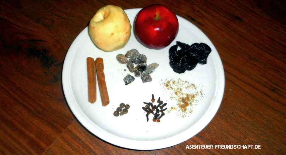 Weihnachtslik R Selbstgemacht Die K Stliche Berraschung Zum Fest Anleitung Weihnachtslikör selbstgemacht mit Äpfeln, Pflaume, Zimt, Kandis, Anis, Nelken, Wacholderbeeren und Piment.