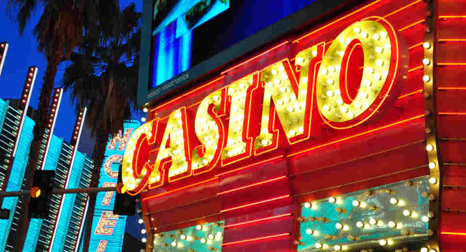 10 Extraordinary Experience Gifts For Women To Make Her Happy Experience Gifts for Women - Casino Night