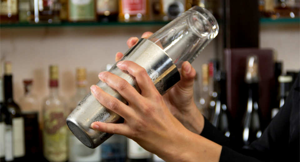 10 Extraordinary Experience Gifts For Women To Make Her Happy Experience Gifts for Women - Cocktail Course