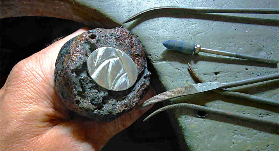 10 Extraordinary Experience Gifts For Women To Make Her Happy Experience gifts for women - goldsmithing course