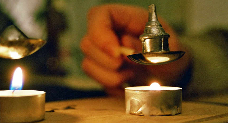 Oracle game pouring lead at New Year's Eve Versaille