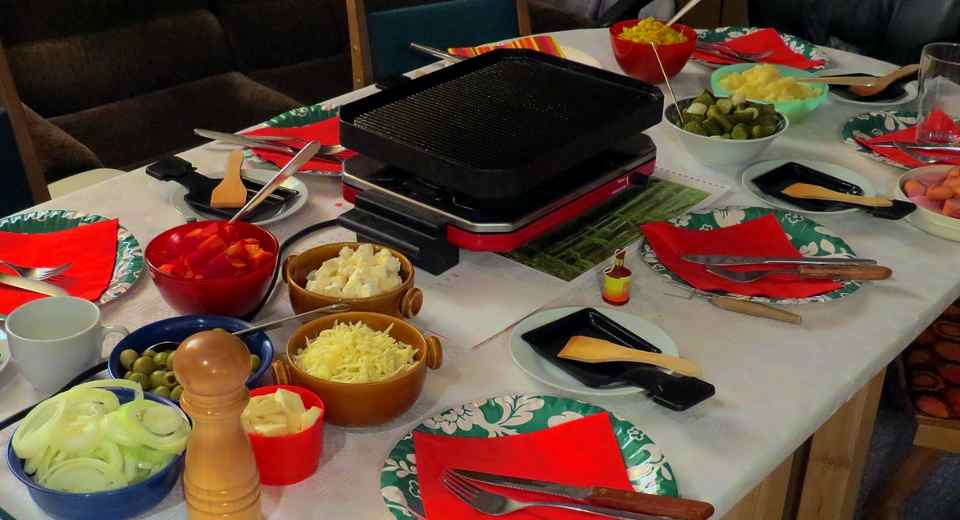 Der Perfekte Raclette Abend Alles Was Du Daf R Brauchst Zu einem perfekten Raclette-Abend gehört eine große Auswahl an Zutaten.
