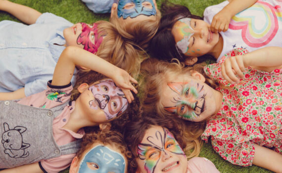 [Uber En="Carnival*games*for*families*are*the*ideal*activity*for*children*at*a*carnival*party." De="Faschingsspiele*sind*die*ideale*Beschäftigung*für*Kinder*auf*einer*Faschingsparty*mit*der*ganzen*Familie."]