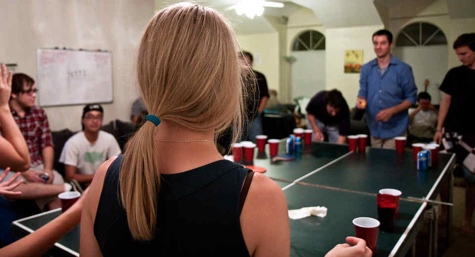 Beer Pong Volltreffer Oder Exen Das Kultige Party Trinkspiel Anleitung Das Party Trinkspiel Beer Pong