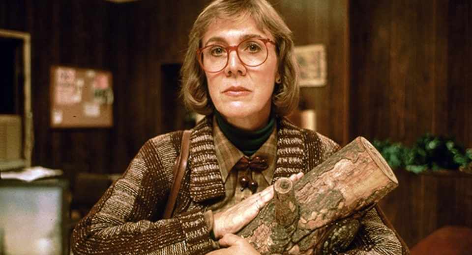 Twin Peaks F R Anf Nger Eine Flammende Liebeserkl Rung Die Loglady aus Twin Peaks redet mit ihrem Holzscheit.
