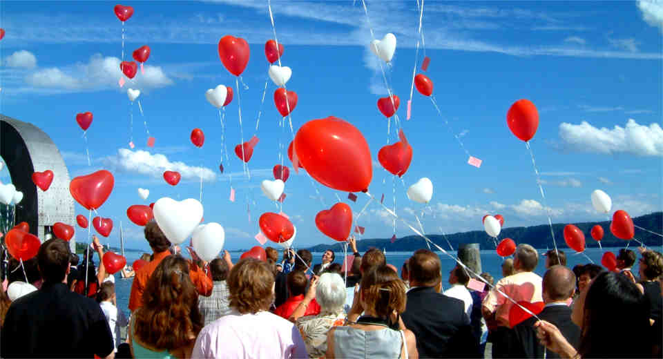 Wedding Balloon Game Beautiful Surprise For Bride And Groom The Wedding balloon game is fun and makes for beautiful photo motifs