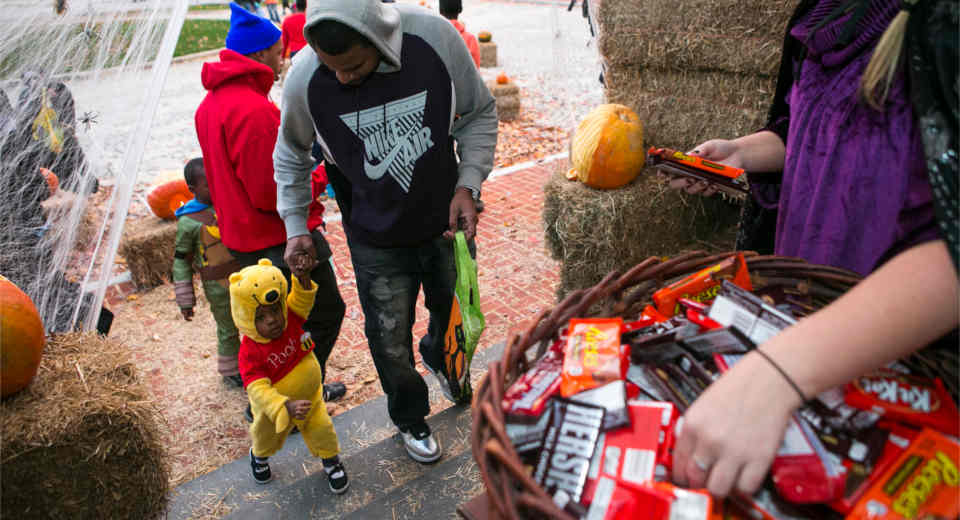 Die 13 Sch Nsten Und Skurrilsten Halloween Br Uche Weltweit Trick or Treat ist einer der typischen amerikanischen Halloween-Bräuche