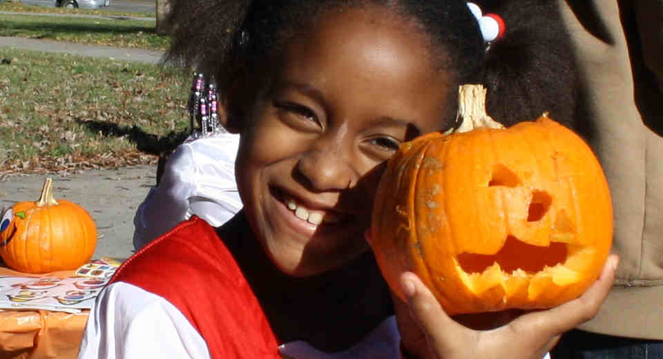 Die 13 Sch Nsten Und Skurrilsten Halloween Br Uche Weltweit Eine Kürbislaterne zu schnitzen ist der bekannteste der Halloween-Bräuche