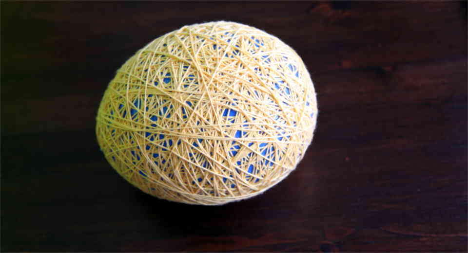 Diy Easter Basket How To Make It With Yarn And A Balloon Tutorial DIY Easter basket craft using wool and starch