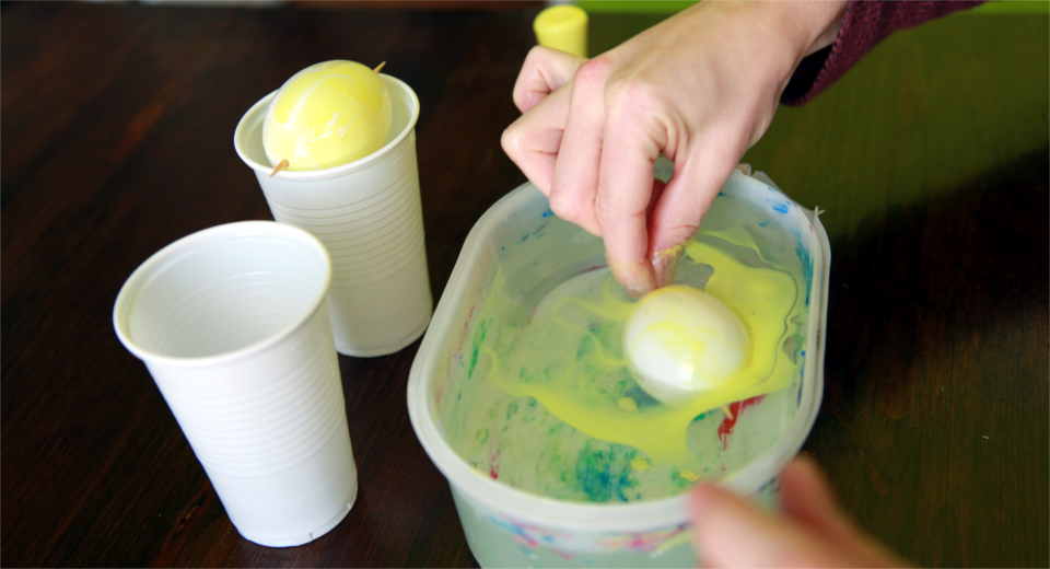 Putziges Osterk Ken Basteln Aus Einem Ausgeblasenen Ei Anleitung Osterküken basteln und mit Nagellack gelb marmorieren