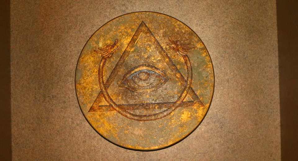Knack Den Jackpot Bei Illuminati Escape In Berlin Abenteuer In Macau Erlebnistest Illuminati Escape - überalls wo das Auge auf der Pyramide ist, verstecken sich Hinweise.