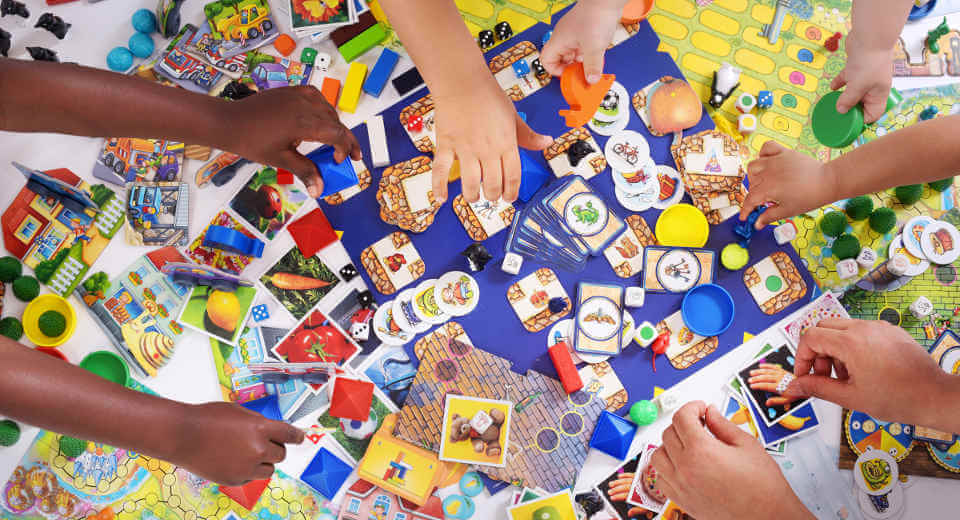 Gewinnspiel zum Weltspieltag - Spielende Hände