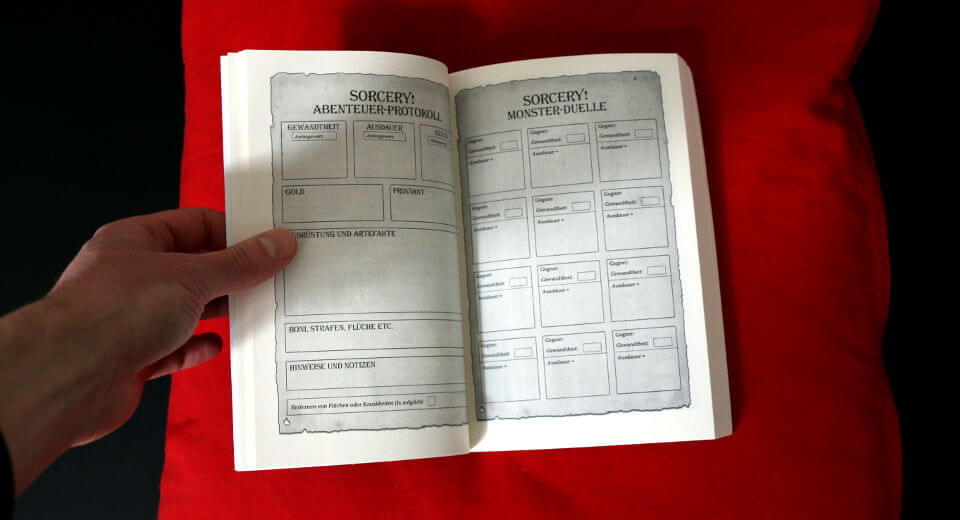Steve Jackson 039 S Sorcery Die Shamutanti H Gel Rezension Im Fantasy-Spielbuch Sorcery- Die Shamutanti-Hügel muss man ein Abenteuerprotokoll führen und über jeden Kampf auf einer Kampftafel Buch führen.