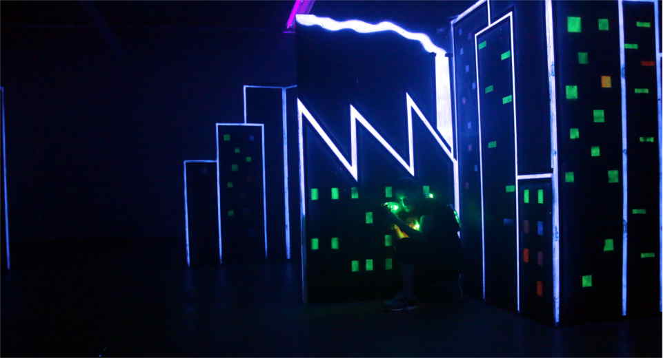 Laserstar Berlin Lasertag Spielen Mit Missionen Wie Im Video Game Erlebnistest Die Lasertag Arena bei Laserstar Berlin ist eine im Schwarzlicht ausgeleuchtete Großstadt