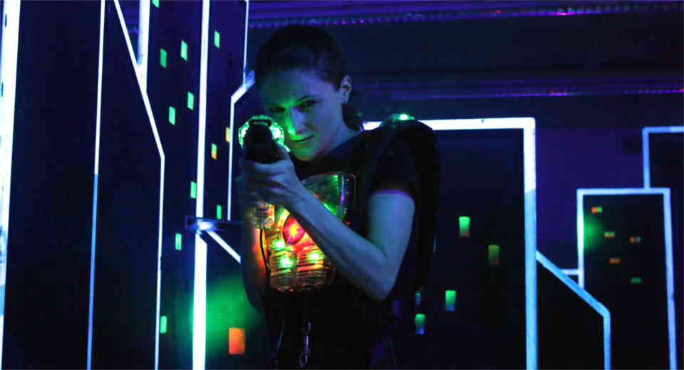 Laserstar Berlin Lasertag Spielen Mit Missionen Wie Im Video Game Erlebnistest Bei Lasterstar Berlin spielt man mit Weste und Phaser Lasertag