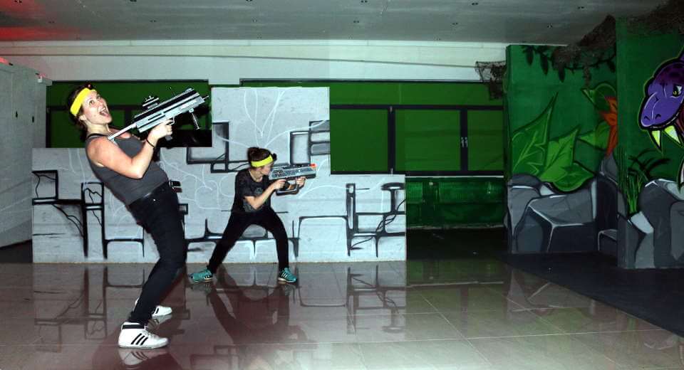 Lasertec Berlin Lohnt Sich Hier Das Taggern Erlebnistest Die Große Indoor-Arena bei Lasertec vereinte vom Design her Großstadt mit Dschungel