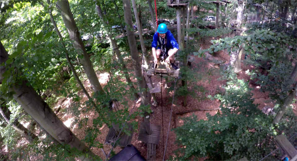 Abenteuerpark Potsdam Das Erwartet Dich Im Kletterwald Erlebnistest Im Abenteuerpark Potsdam kann man azu jeder Zeit Schlitten fahren in der Luft