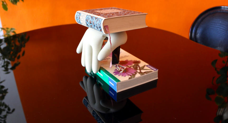 Wer eine Betonhand als Beton Deko selber machen möchte, benötigt dafür Bücher, damit sie in der richtigen Haltung trocknet.