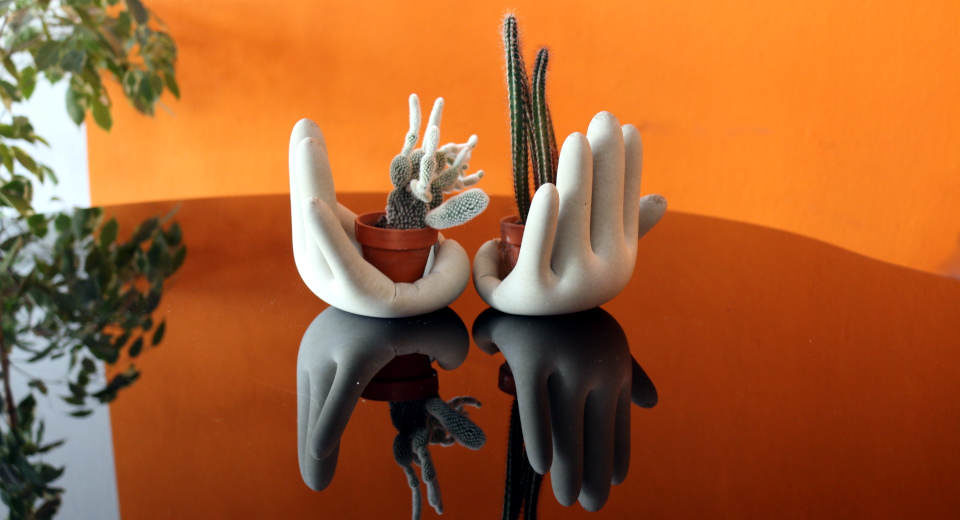 Beton Deko selber machen ist nicht schwer - für den Garten und den Innenraum kann man einfach Betonhände gießen.