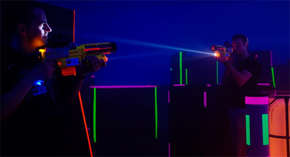 Geburtstag Mal Anders Feiern 5 Ausgefallene Ideen F R Erwachsene Geburtstag mal anders feiern - zum Beispiel beim Lasertag spielen