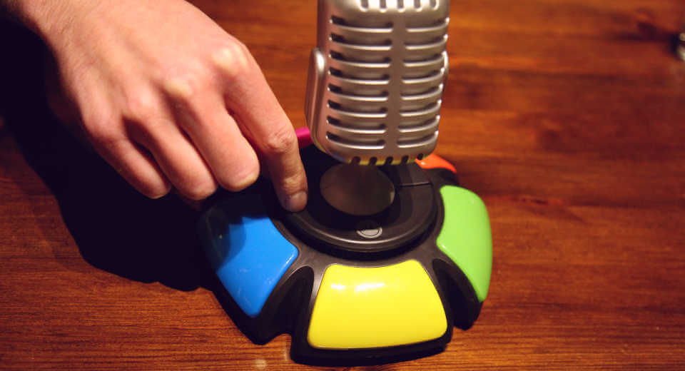 Sound Jack Das Gro E Popkultur Audio Quiz Rezension Sound Jack - Finger drückt auf Smileytaste