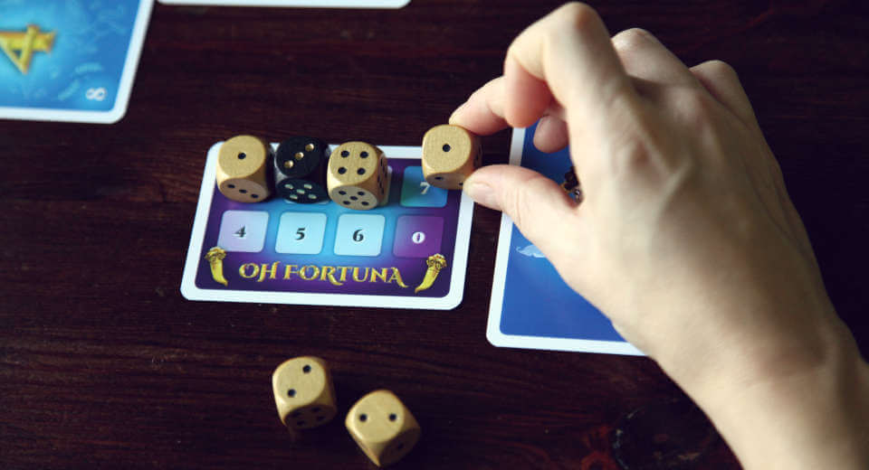 Oh Fortuna Kartenspiel 3 Oh Fortuna von Piatnik spielt man mit einer Ablagekarte, auf die man die Würfel legt.