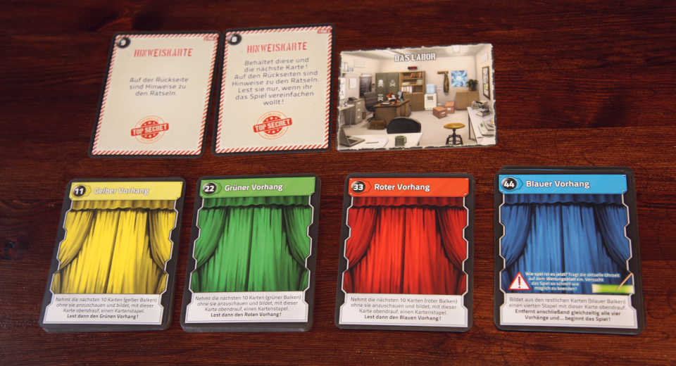 Deckscape Der Test Ein Escape Game F R Zuhause Rezension Deckscape - Der Test - 4 verschiedenfarbige Kartenstapel