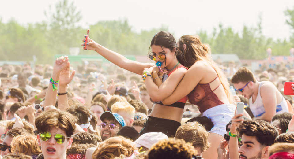 10 Summer Activities For Friends That 039 Ll Give You The Summer Of Your Life People at an open air concert
