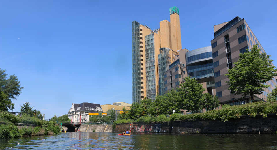 Kanutour Durch Berlin Die West Route Von Kajak Berlin Tours Erlebnistest Blick auf Industriegebäude nah Potsdamer Platz