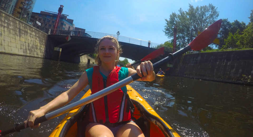 Kanutour Durch Berlin Die West Route Von Kajak Berlin Tours Erlebnistest Begsiterte Kanutin auf dem Landwehrkanal