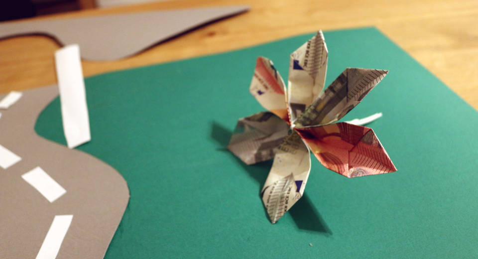 Kreatives Geldgeschenk Zum 18 Geburtstag Diy Anleitung Basteln des Untergrunds für ein Geldgeschenk zum 18. Geburtstag