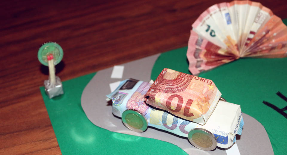 Kreatives Geldgeschenk Zum 18 Geburtstag Diy Anleitung Gebasteltes Auto aus Streichholzschachteln und Geldscheinen