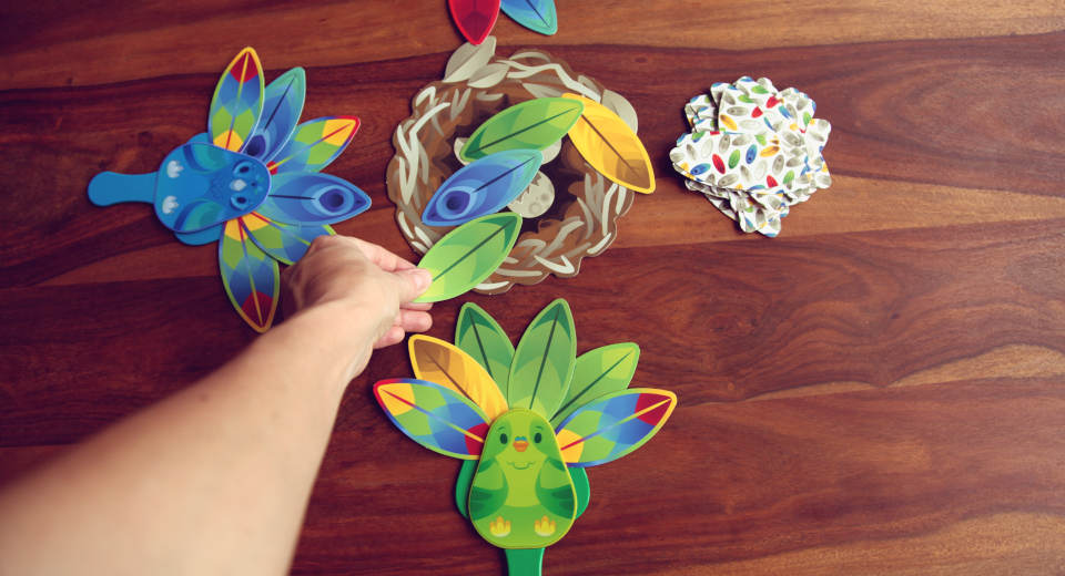 Federfreunde S Es Sammelspiel F R Kinder Ab 3 Jahren Rezension Federfreunde ist ein Kinderspiel, bei dem es darum geht Federn in den richtigen Farben zu sammeln
