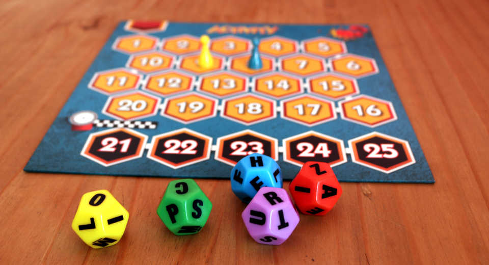 Activity Knock Out Der Rasante Schnelldenker Battle Rezension Spielplan und farbige Buchstaben-Würfel bei Activity Knock Out