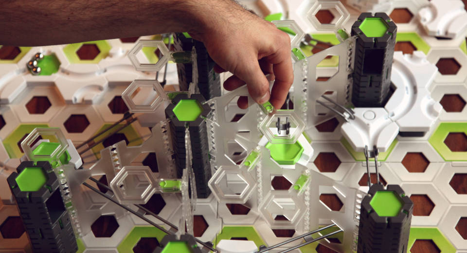 Balkone, Säulen und Wände um diese zu verbinden sind drei neue innovative Bauteile beim GraviTrax Pro Starterset