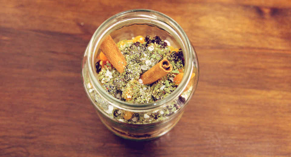 Couscous Mischung Im Glas Vegan Mit Rezept Anleitung Zuletzt Zimtstangen und Gewürze auffüllen