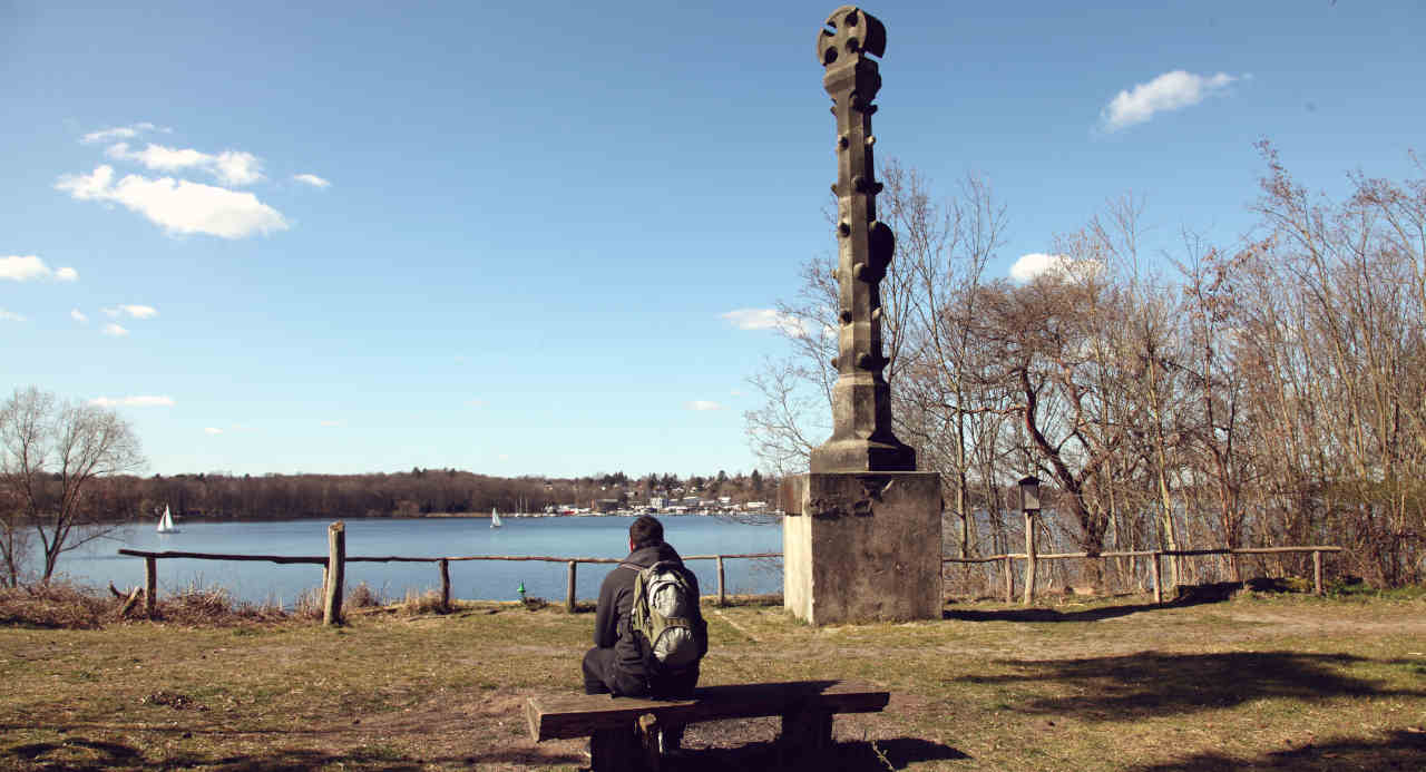 [Uber En="Ideal*for*a*rest*at*Havelhöhenweg*trail*is*the*Jaczo*Monument*with*its*beautiful*view" De="Ideal*für*eine*Rast*auf*dem*Havelhöhenweg*in*Berlin*ist*das*Jaczo*Denkmal*mit*seiner*schönen*Aussicht"]