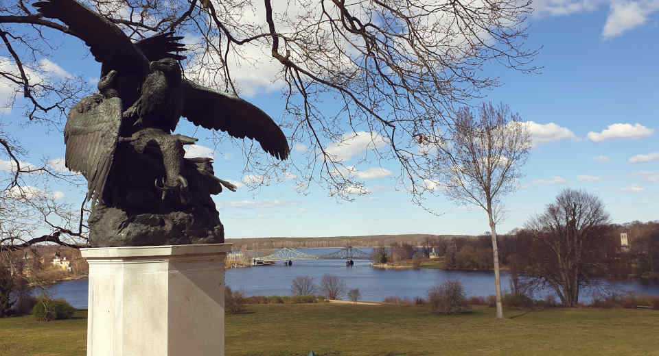Park Babelsberg Entdeckungstour Auf Den Spuren Kaiser Wilhelm I Von der Terrasse des Schloss babelsberg blickt man bis zur Glienicker Brücke