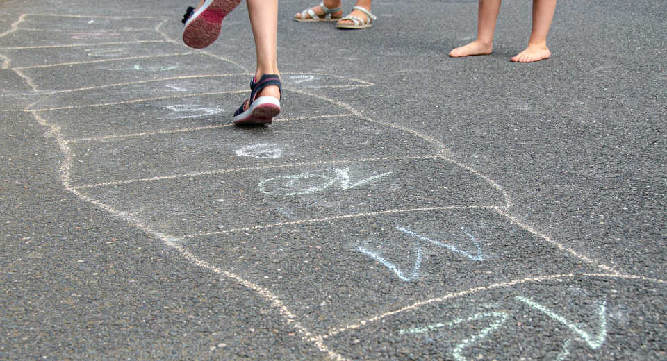 Himmel und Hölle ist eins der bekanntesten Matehspiele für Kindergarten-Kinder