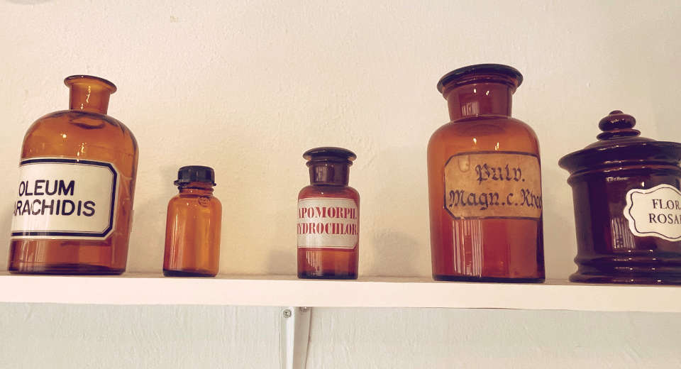 Escape Room Biohazard Rettet Als Biochemiker Die Welt Im Exit Game In Ulm Rezension Apothekerfläschchen im laborartigen Escape Room Biohazard