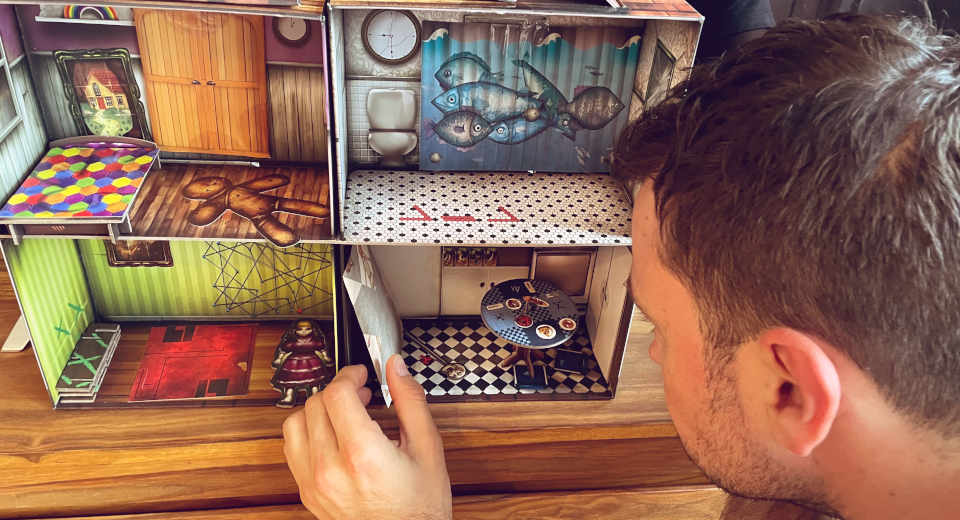 Escape The Room Das Verfluchte Puppenhaus In 3d Rezension Beim Escape Game für zuhause Das verfluchte Puppenhaus muss man genau hinsehen und den Hinweisen folgen um die Rätsel zu lösen
