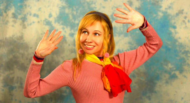 70er Party 7 Hei E Tipps F R Discofieber Auf Deiner 70er Jahre Mottoparty "Pinker Pulli, Seidenschal und Bommel-Ohrringe sind ein super Outfit für eine 70er Party."