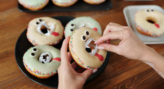 Vampirparty F R Kinder 7 Tipps F R Eine Unheimlich Sch Ne Feier "Vampirdonuts sind eine super Snackidee für eine Vampirparty für Kinder"
