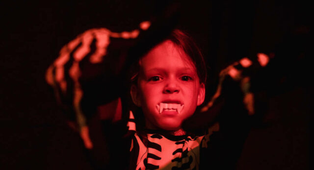 Vampirparty F R Kinder 7 Tipps F R Eine Unheimlich Sch Ne Feier "Schon mit der Einladung zu einer Vampirparty für Kinder kannst du die Gäste inspirieren."