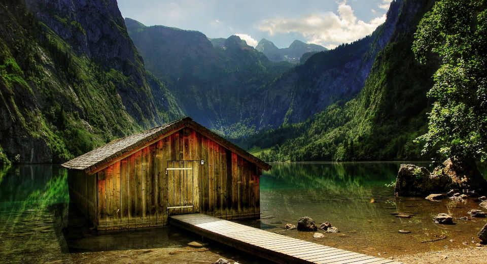 20 Ausflugsziele In Oberbayern Die Man Im Leben Gesehen Haben Muss Das Bootshaus am Königsee ist eines der schönsten Fotomotive, das ein Ausflug in Oberbayern bieten kann