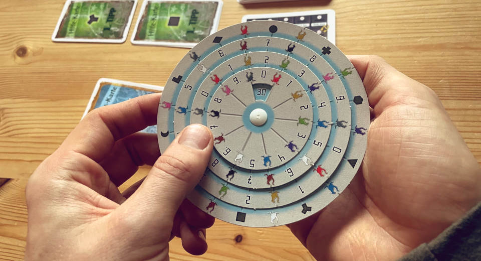 Exit Die K Nguru Eskapaden F R Wen Lohnt Sich Das Spiel Rezension Zum Lösen der Rätsel benötigt man bei diesem Exit Spiel eine Decodierscheibe, auf der man einen Code einstellt und überprüft